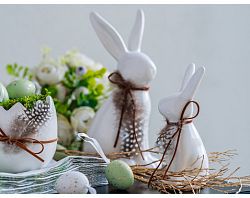 Velikonoční dekorace Soška zajíc s pírkem, 13 cm, bílá